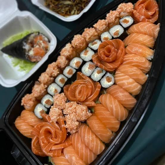 BARCA GOLD COM EXPLOSÃO DE SABOR FRESCO ,
🍣 BARCA GOLD – 66 PEÇAS + 1 TEMAKI 👑
Uma seleção premium para quem busca qualidade, variedade e muito salmão fresco. Preparada na hora, a Barca GOLD oferece uma experiência completa da culinária japonesa.
Contém:
• 16 Niguiris de salmão fresco
• 20 Sashimis de salmão fresco
• 15 Joes de salmão
• 14 Hossomakis (Rossomaki) de salmão fresco
• 1 Temaki de salmão fresco
Total: 66 peças + 1 Temaki Fresco.