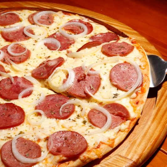 Pizza 6 fatias de Calabresa + Refrigerante Lata