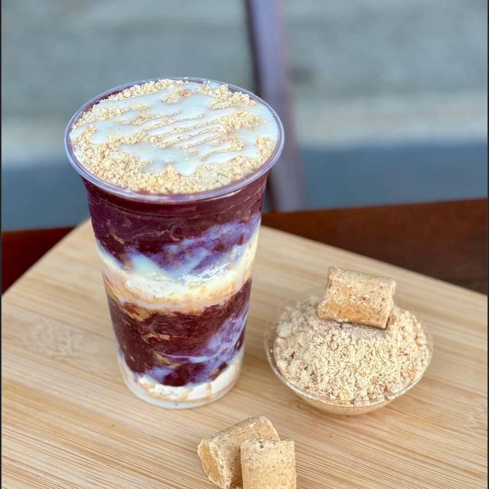 Açaí cremoso de verdade, montado em camadas e com até 4 adicionais do seu jeito. Capricho nos complementos, textura perfeita e aquele sabor que marca. Corre e prova um dos melhores açaís da sua vida.