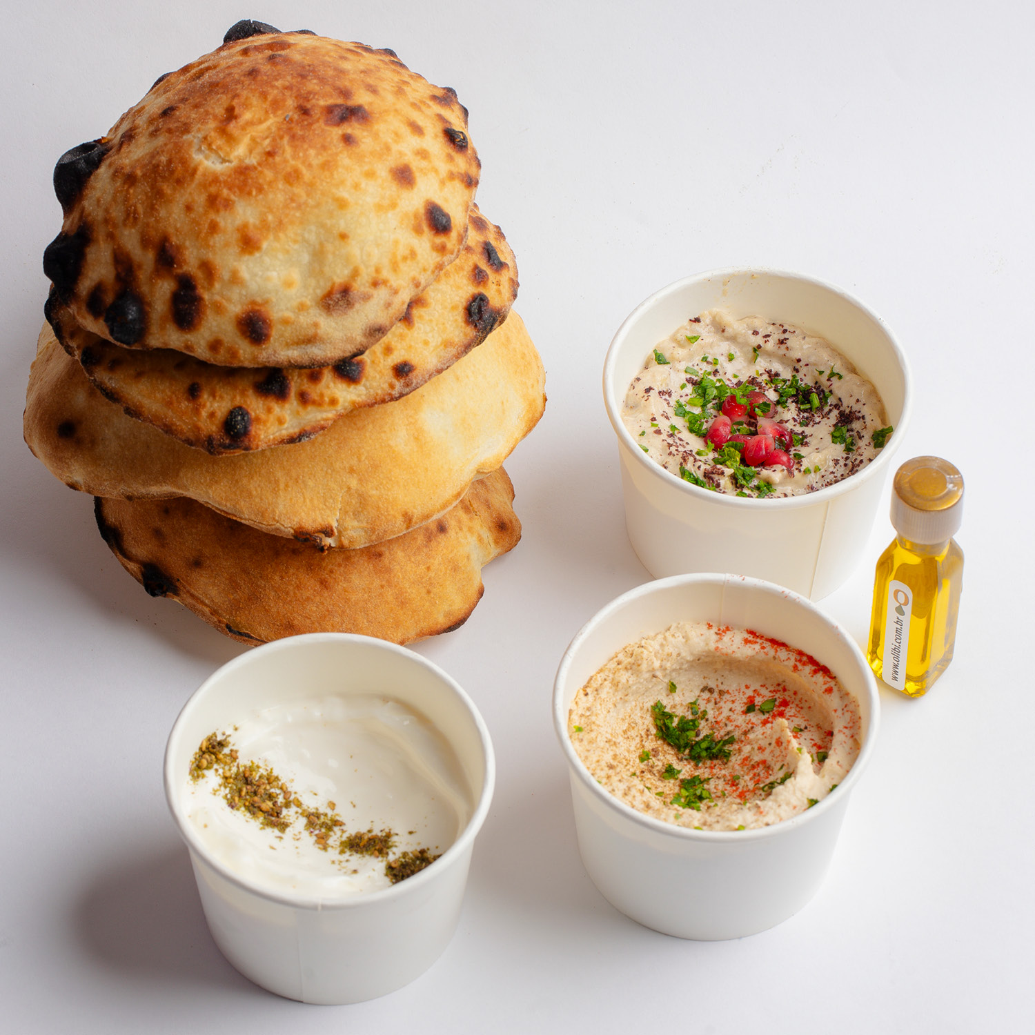 HOMUS (150g.), COALHADA SECA (150g.) E BABAGANUSH (150g.) + 4 UN. PÃO PITA DA CASA. VEJA AS RESTRIÇÕES ALIMENTARES E ALERGÊNICOS DE CADA PASTA E DO PÃO PITA QUE ACOMPANHAM O TRIO.