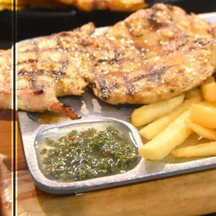 🍗Pechuga Sazonada Chorizo + Francesas + Ensalada