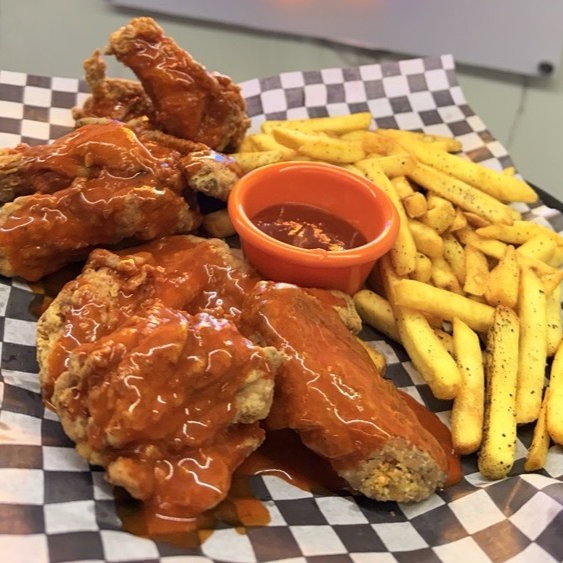 Alitas 6pz Bufalo y Papas a la Francesa