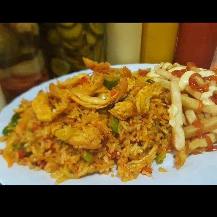 Arroz con Pollo acompañado de doraditas