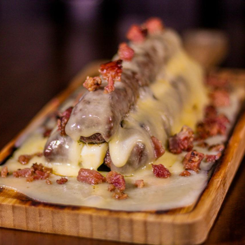 Deliciosa kafta artesanal recheada de Catupiry e gratinada com queijo e bacon.