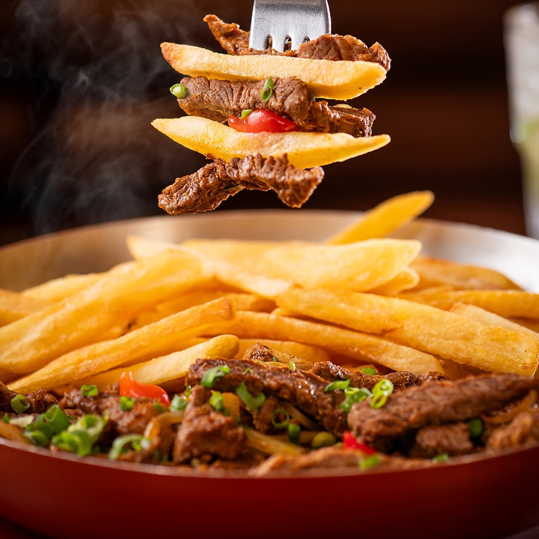 Uma carne extremamente macia, selada, acompanhada de tomates e cebola e queijo ralado.
E fritas para acompanhar esse deliciosa porção.
400g alcatra em tiras
300g batatas fritas