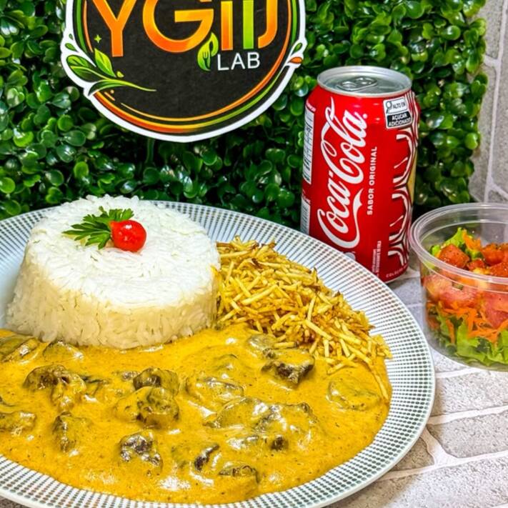Combo Delicioso de strogonoff de carne preparado com cubos macios e suculentos, envoltos em um molho ultra cremoso com o toque especial da casa. Acompanha arroz branco fresquinho, salada , batata palha crocante, e uma Coca Lata 350ml. garantindo uma refeição completa e irresistível.