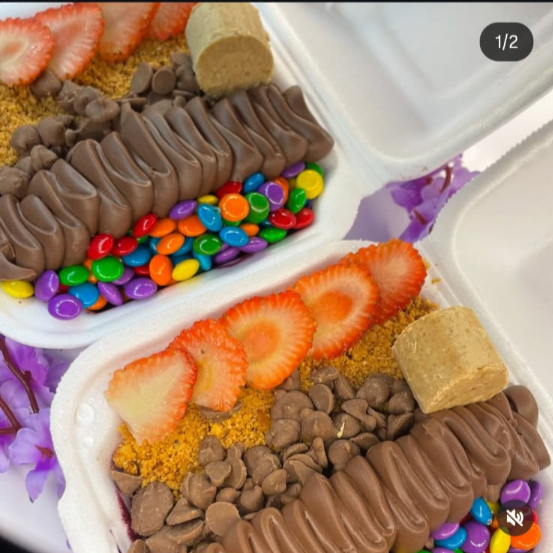 Açaí tradicional cremoso com creme de avelã, acompanhado de 4 adicionais, 2 frutas e 2 caldas