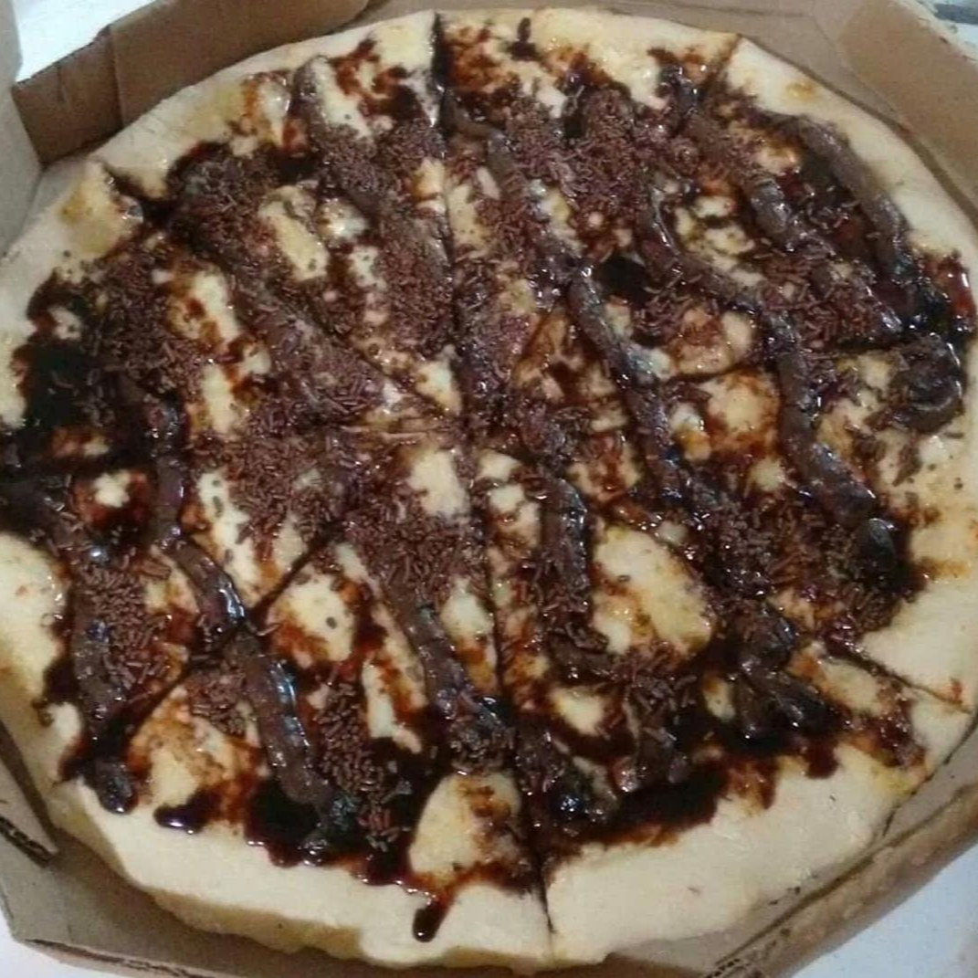 Massa, queijo muçarela, chocolate e granulado.