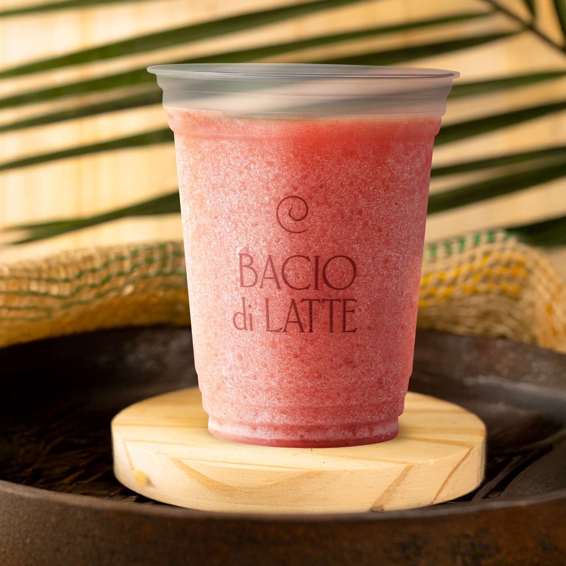 Uma versão refrescante do nosso famoso Sorbetto de morangos frescos, batido com água em uma bebida refrescante.