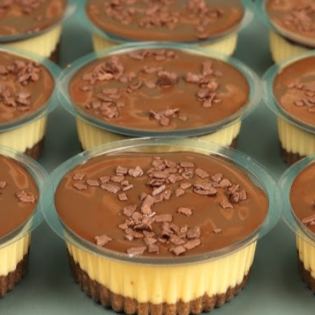 Mousse de maracujá com brigadeiro preto 50%