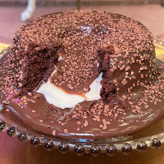 Massa de chocolate com cobertura de Ninho e brigadeiro belga. Serve aproximadamente 7/8 pessoas. obs. 1: não alteramos nenhum produto ou retiramos/adicionamos ingrediente. obs. 2: produto de consumo imediato. obs. 3: alguns produtos podem vir com vencimento do mesmo Dia.