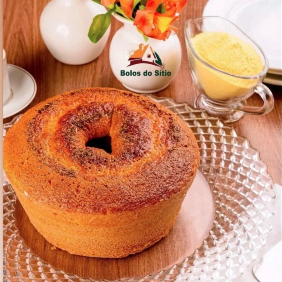 Bolo de fubá caseiro com erva doce por cima do bolo, com gostinho de infância. Vai queijo na massa. Contém glúten.