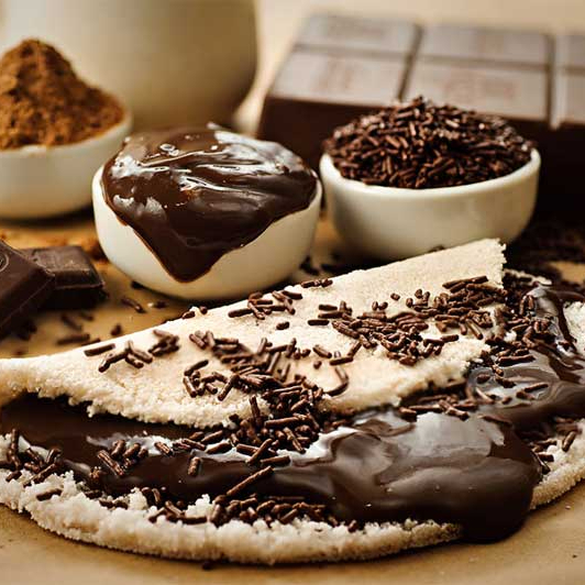 Uma deliciosa tapioca recheada com brigadeiro cremoso e coberta com granulado de chocolate.