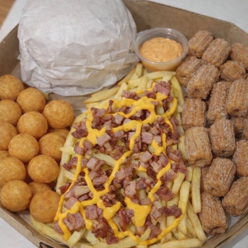1 X-Tudo caprichado (bem recheado e embrulhado) 🍟 200g de batata frita com bacon e cheddar 🥟 15 salgados douradinhos 🍩 15 mini churros açucarados
