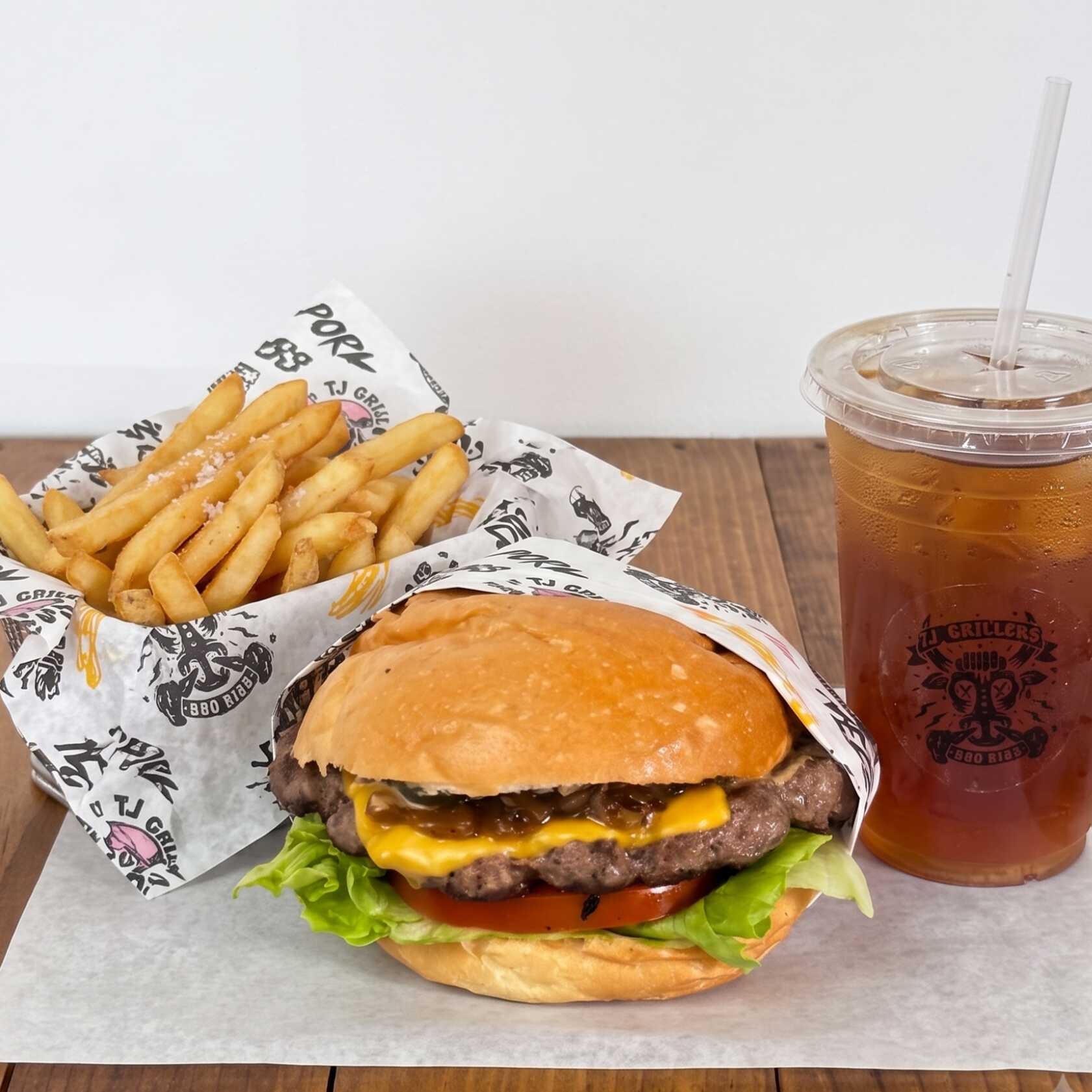 Chesse Burguer + Papas + Té de la Casa