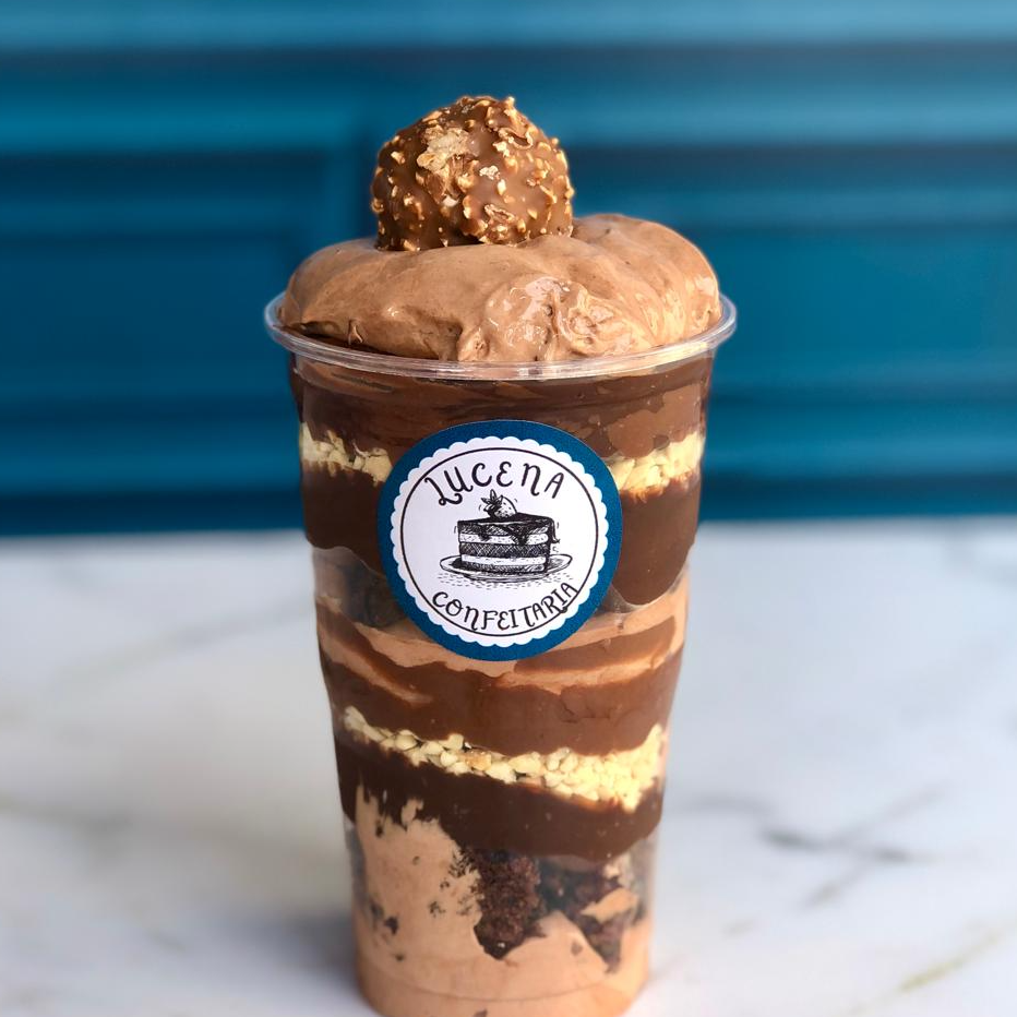 Nosso Copo Ferrero contém Mousse e Recheio de Chocolate, Pedaços de Bronwie, 2 camadas de amendoim com Nutella, e 01 Bombom Ferrero Rocher