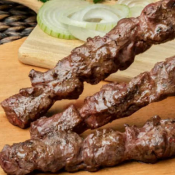 Um delicioso espetinho de carne feito com carnes selecionadas e frescas.