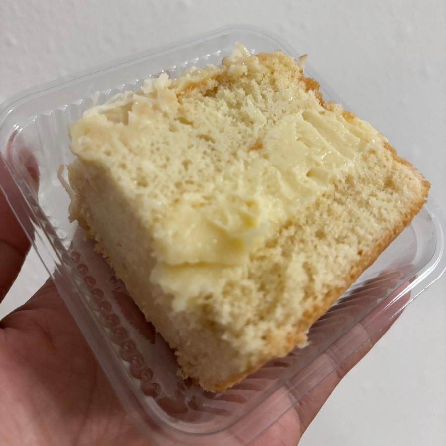 Massa branca fofinha e molhadinha, com recheio cremoso de coco.