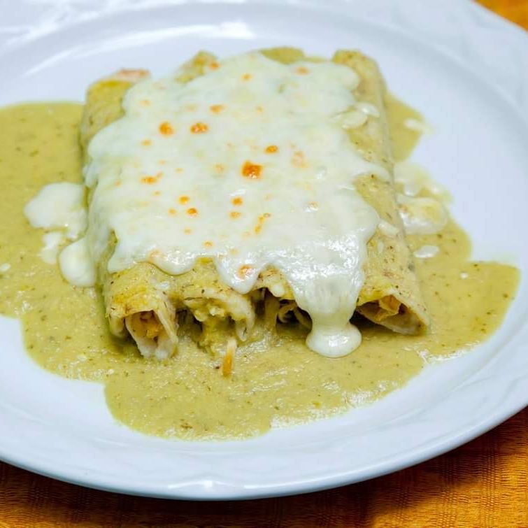 Combo Enchiladas Suizas+ Agua del Dia