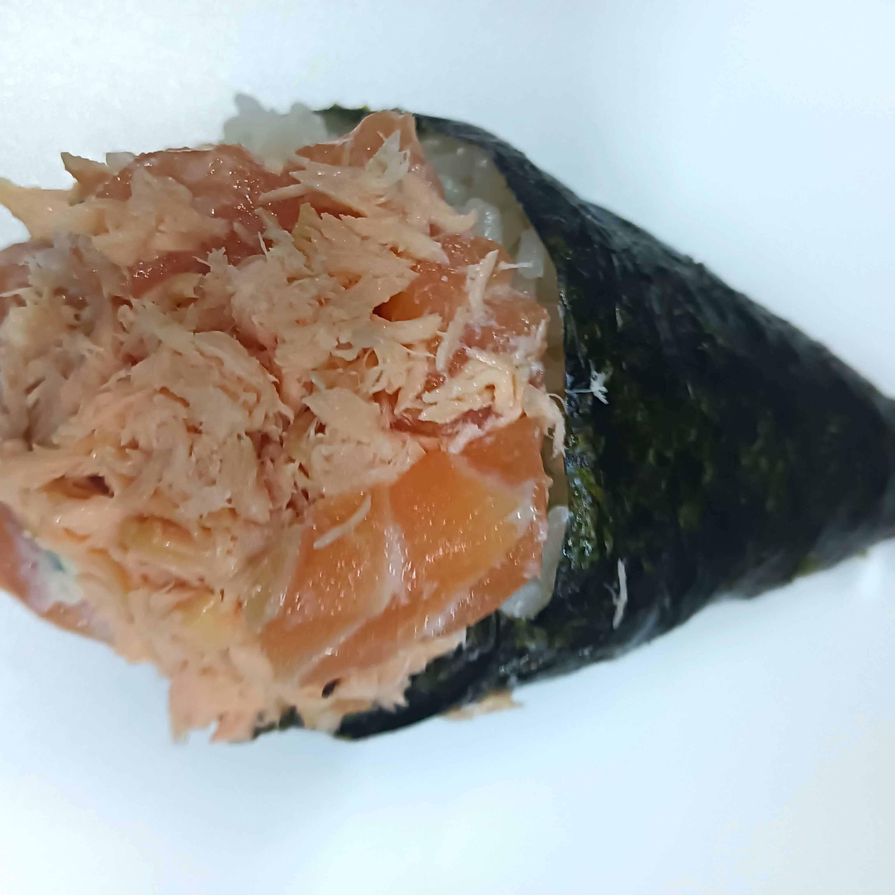 (ARROZ, ALGA, SALMÃO CRU E GRELHADO, CREAM CHEESE E CEBOLINHA)