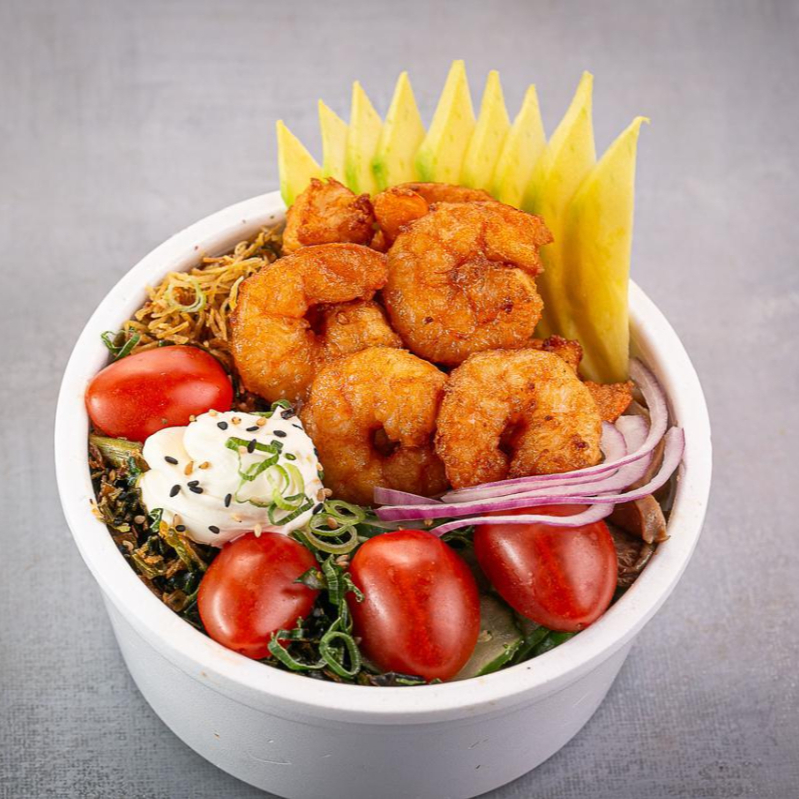 Arroz, camarao empanado em cubos,shimeji,sunomonu,Alho poró,manga,tomate cereja,cebola roxa,batata frita,couve frita,cebolinha,gengibre,cream cheese,genilim. Não alteramos itens.