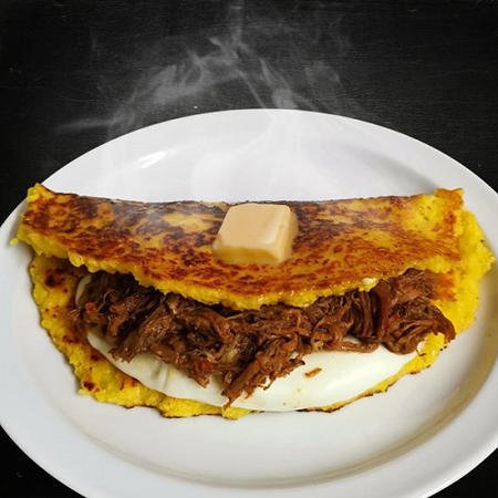 Cachapa con Queso de Mano y Carne Desmechada.