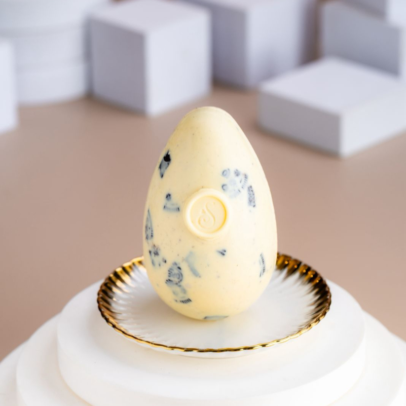 Casca de chocolate branco belga com pedaços crocrantes de Oreo, recheado com Nutella cremosa e aveludada. Uma combinação irresistível. Aprox. 410g