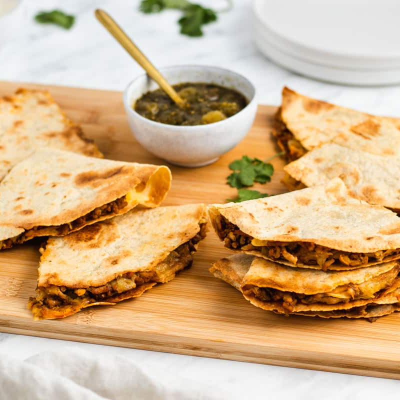6 pedaços de tortillas de trigo tostadas e recheada com carne moída com feijão, tempero mexicano, tomate e queijo.