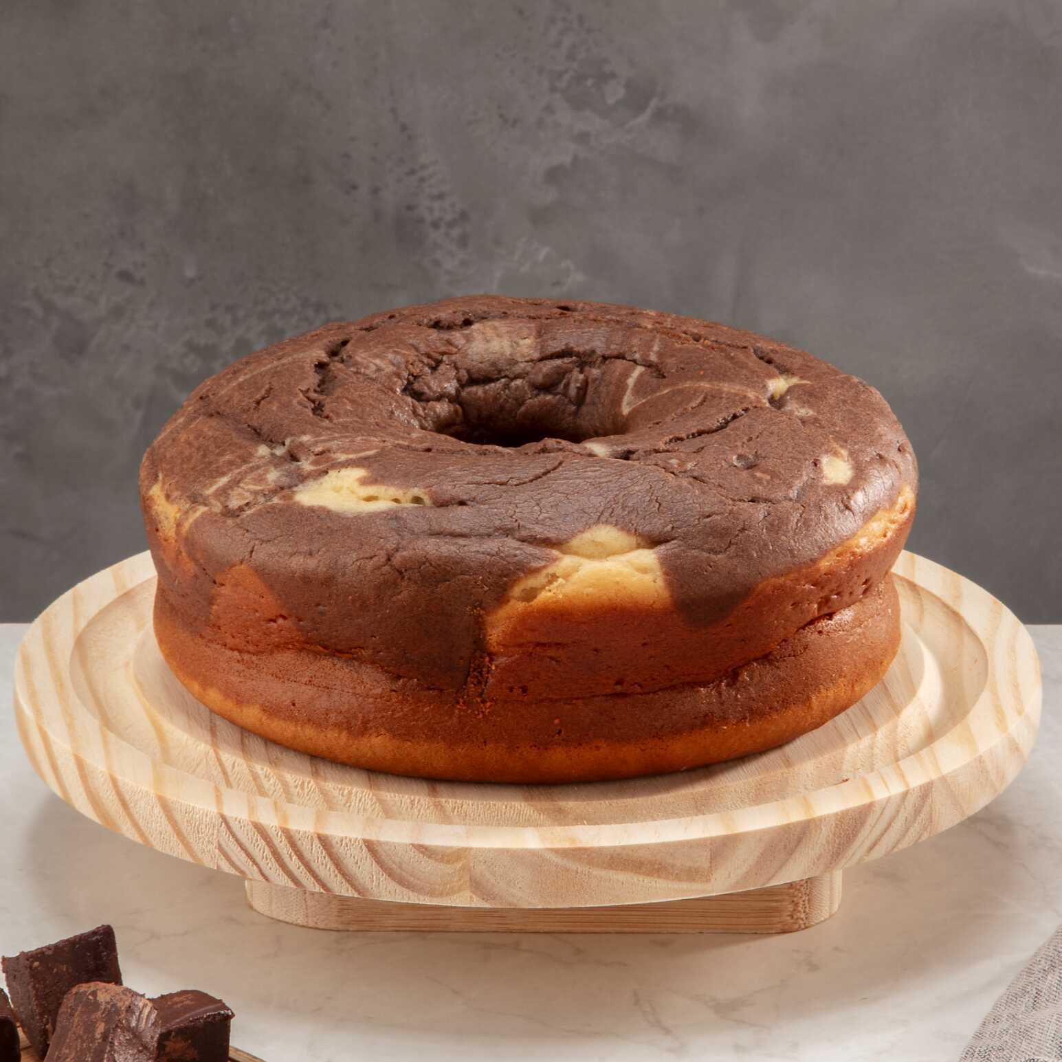 Massa mesclada de leite e chocolate, adoçada com adoçante culinário e um toque especial de whey protein na composição. Os Bolos Diet são produzidos sem adição de açúcar, utilizando adoçante.