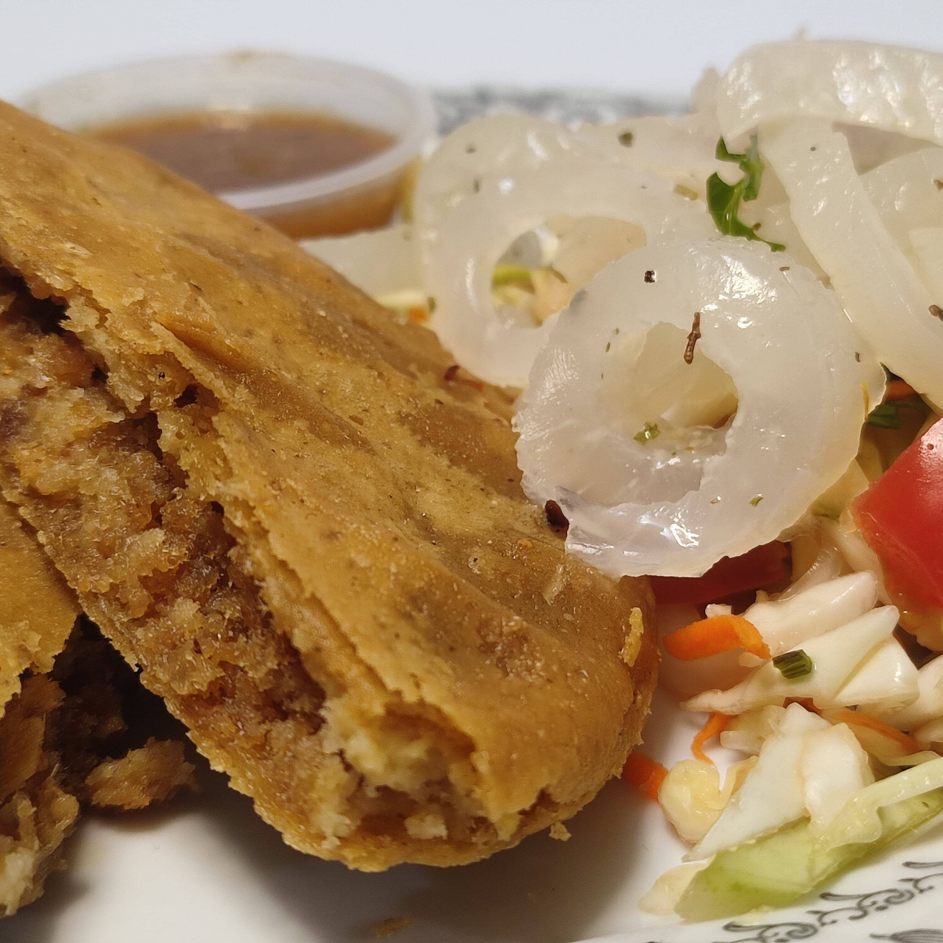 Gordita Migada Con Ensalada Y Cueritos