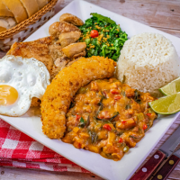 Tradicional Prato de segunda feira acompanhado de Tutu de feijão, couve refogado, banana amilanesa, arroz, ovo frito, torresmo e fatias de calabresa.