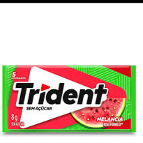 goma base, óleo vegetal, edulcorantes (como sorbitol, xilitol, maltitol, aspartame e acesulfame de potássio), aromatizantes, umectantes (glicerina), antiumectante (talco) e emulsificantes (lecitina de soja e outros). Também contém corantes como dióxido de titânio, vermelho 40 e azul brilhante FCF, além de reguladores de acidez como ácido málico e ácido cítrico