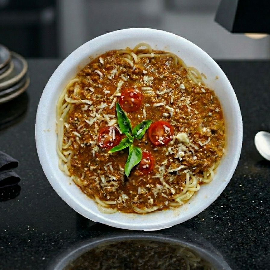 Spaghetti ao Ragu de Patinho Autêntico spaghetti grano duro, servido com um suculento ragu de carne de patinho envolvido em nosso molho artesanal. Finalizado com tomates cereja frescos, um toque de Manjericão e o nosso famoso "queijo dourado" (generosa porção de parmesão ralado).