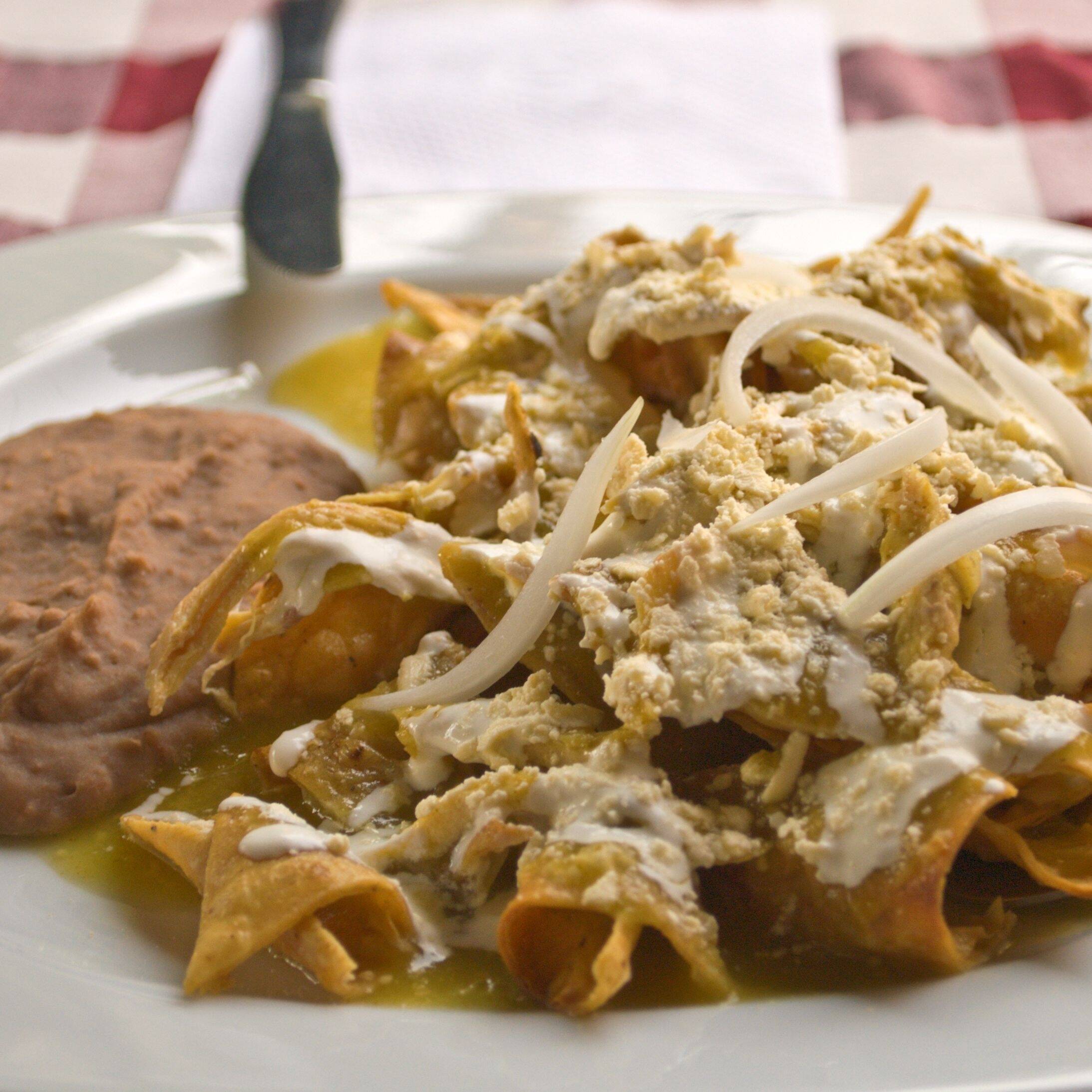 Chilaquiles Verdes Con pollo Y 1/2Agua De Jamaica