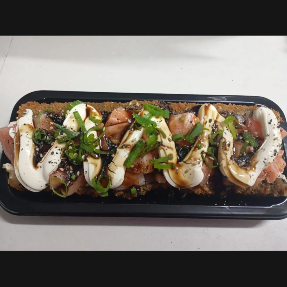 O Super Hot Salmão é empanado e frito, recheado com Salmão em cubos, cream cheese, cebolinha, gergelim e um delicioso tarê.
