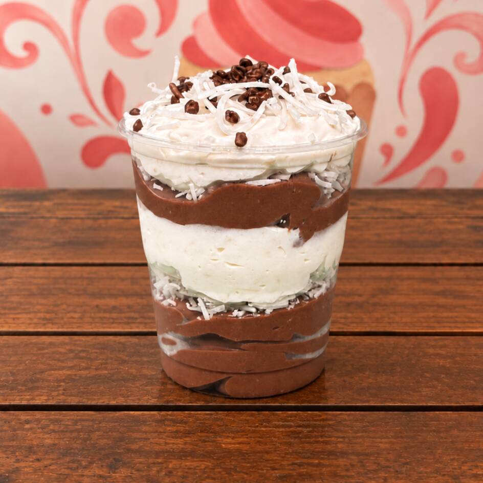 Uma explosão de sabor que combina coco e chocolate de maneira irresistível! Nosso Copo da Felicidade de 200 ml é feito com camadas de brigadeiro gourmet e mousse de coco, finalizado com uma cobertura de chocolate granulado e coco ralado. A combinação perfeita para quem ama o clássico sabor Prestígio, com a cremosidade e o frescor que só essa dupla pode oferecer. Uma sobremesa deliciosa e equilibrada, pronta para adoçar seu Dia!