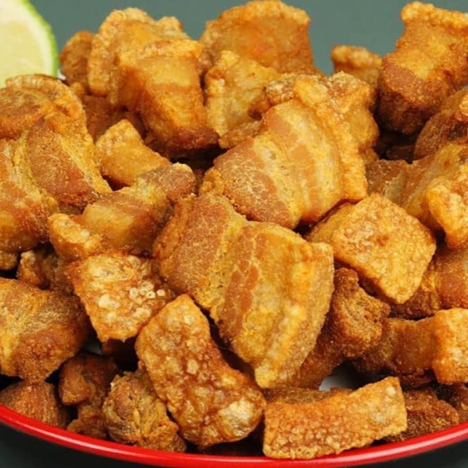 Porção de torresmo crocante.