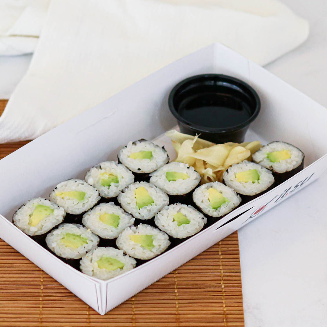 Avocado, arroz de sushi, alga nori, gengibre marinado, shoyu.