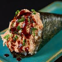 Pele do salmão grelhada.