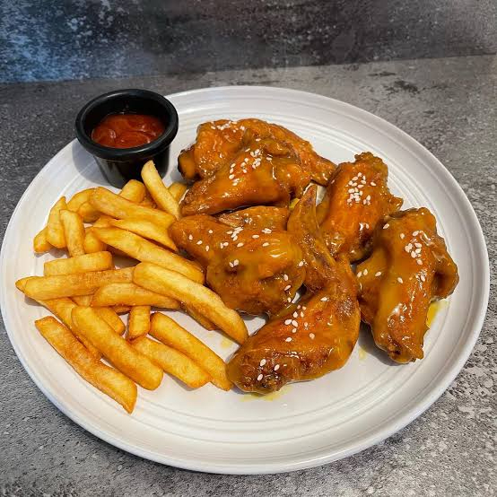 Alitas Miel mostaza/parmesano + Papas