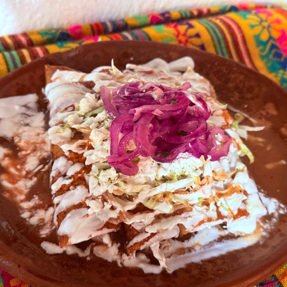 Enchiladas Rojas y Verdes Orden 2 pzas