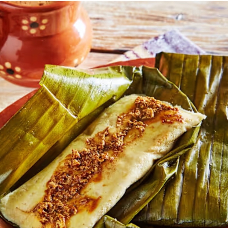 Tamal Chicharrón Prensado en Salsa Roja