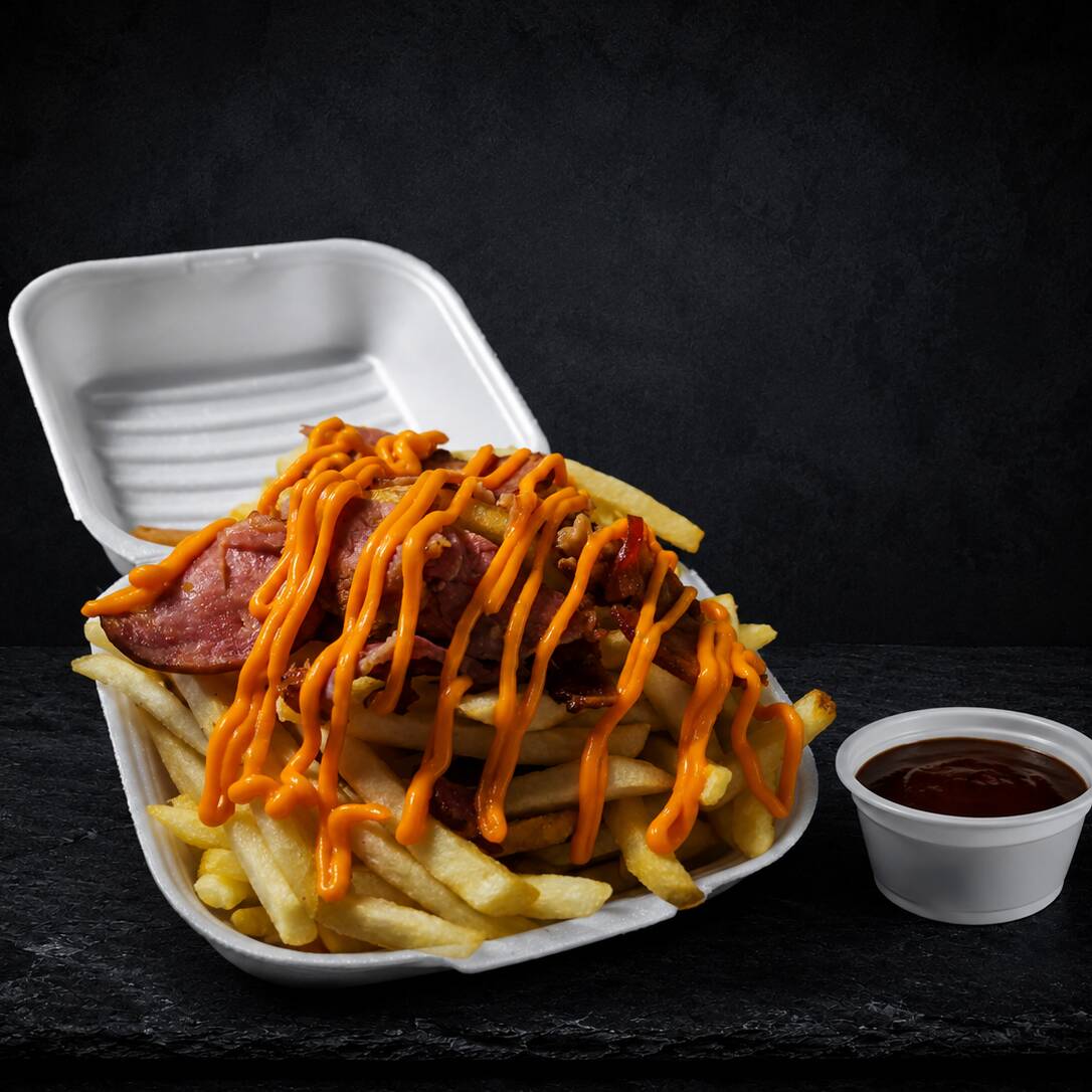Batata frita com cheddar calabresa e bacon.