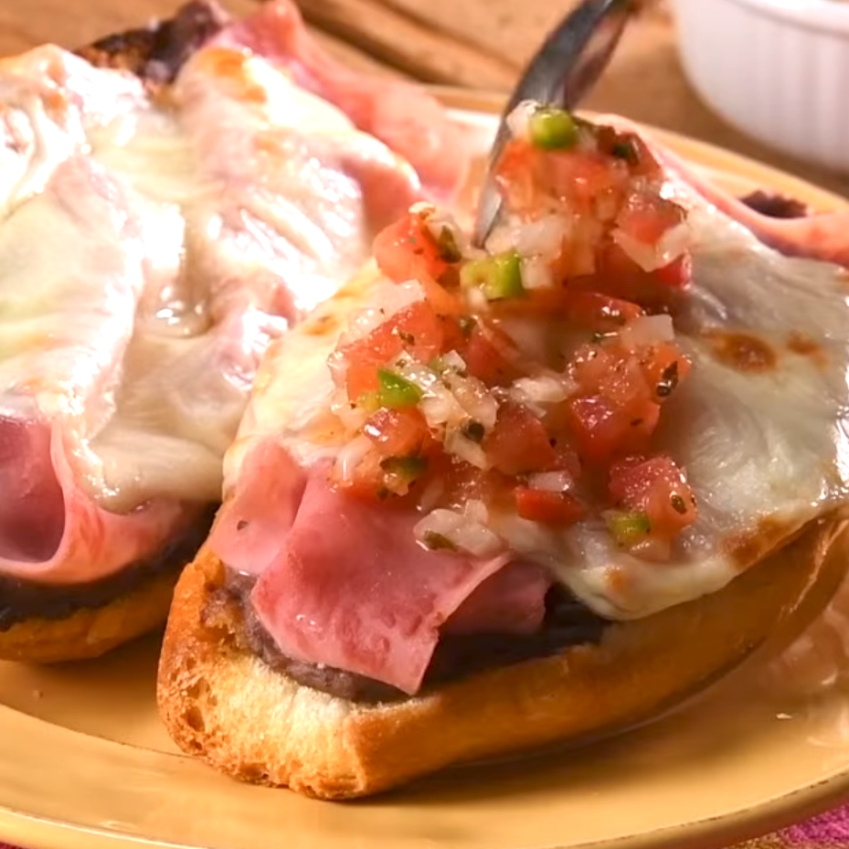 Molletes con Jamon
