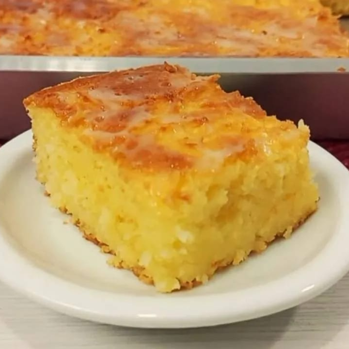 Bolo tradicional feito com mandioca, queijo e coco, macio, úmido e com irresistível sabor caseiro.