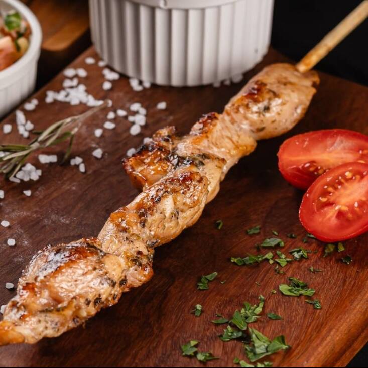 Peito de frango macio, temperado com especiarias e grelhado na brasa.