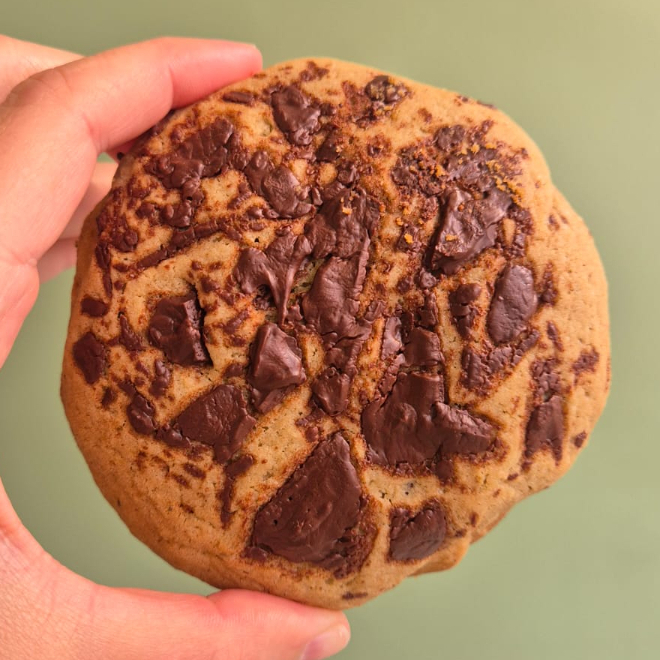 Farinha, açúcar mascavo, manteiga, ovos, chocolate meio amargo, canela, baunilha, bicarbonato de sócio e sal