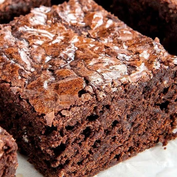 Nosso brownie entrega tudo o que você espera: maciez extrema, sabor profundo de chocolate e aquela vontade de não deixar sobrar nem a migalha.