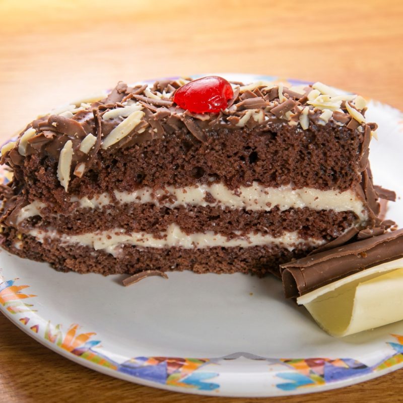 Fatia Prestígio. Recheio de coco e chocolate.