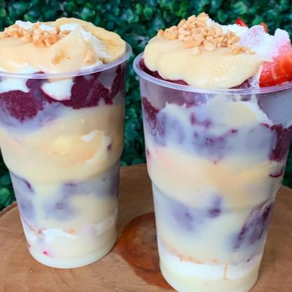 Saboroso açai trufado no copo com leite ninho, mousse de ninho, morangos e paçoca